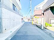 交通量が少ないので、落ち着いて車庫入れ可能です！！前面道路の幅員もしっかり御座います。