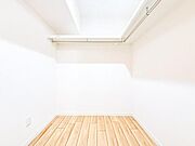 【WIC】大きな収納力を持ち複数で共有して使うこともでき、奥様が独り占めすることも可能です。足元には小さめの物入れを設置すると収納力がよりUP