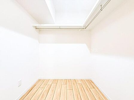 【WIC】大きな収納力を持ち複数で共有して使うこともでき、奥様が独り占めすることも可能です。足元には小さめの物入れを設置すると収納力がよりUP