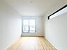 室内：穏やかな寛ぎあじわえるお部屋では有意義な時間がつくれます！大きな窓からと陽光が注がれる明るい空間！光もアクセントの一つとして。一人時間も充実したものにできるプライベートルームは日々を豊かにします！！ 