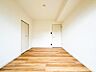 室内：穏やかな寛ぎあじわえるお部屋では有意義な時間がつくれます！大きな窓からと陽光が注がれる明るい空間！光もアクセントの一つとして。一人時間も充実したものにできるプライベートルームは日々を豊かにします！！ 