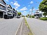 外観：道路面との高低差もなく落ち着いて車庫入れ可能です！！前面道路の幅員もしっかりあります。
