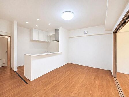 ご家族が多くの時間を共にするリビング・ダイニング。新居での幸せな風景も見えてくる素敵な空間です。ゆったりと寛げて居心地のいいリビングスペースを引越し後作り上げてみませんか?