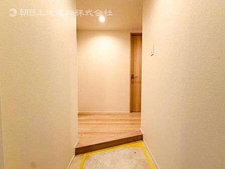 【玄関】お出かけの際に小さなお子様のいるご家庭でもゆったりと靴を履かせて上げることができます。大きな荷物や抱っこしながらでもスムーズに出入り可能なストレスの少ない玄関です。 
