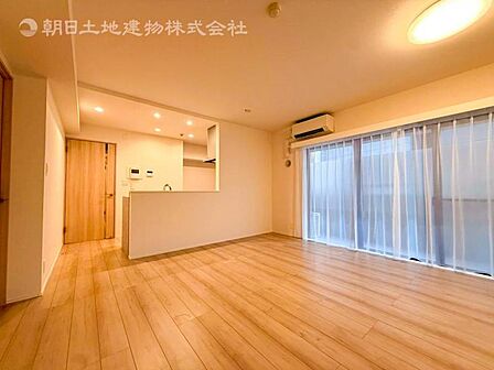 家族の会話や笑顔が行き交うリビングで、子供を走り回らせたい。ダイニングテーブルでゆったり食事を堪能。光と風が溢れる開放的なリビングダイニングには、くつろぎの空間を生み自然と家族みんなが集まってきます 