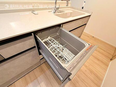 洗浄から乾燥までボタン一つで完結する食洗機付き。大変な洗い物がぐっと短く済みます。乾燥をかけて食器をそのまま保管できるのでキッチンの上に溢れてしまう必要もございません。 