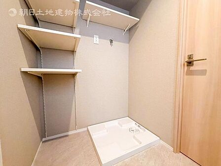 【洗面・脱衣所】ストレスフリーな広いランドリースペース。大きな洗濯機乾燥機もしっかりとおけます。 