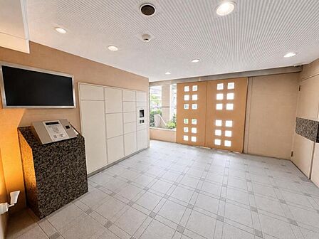 【エントランス】重厚感の溢れるエントランスはマンションの顔！帰宅時、来客時に誇れる空間を演出します！