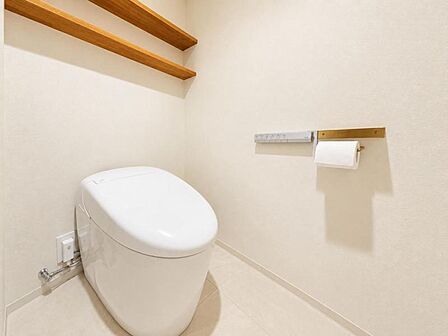【トイレ】ウォシュレット、保温機能付き便座など充実の設備です お掃除がしやすくストレスフリー!!