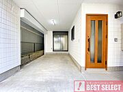 ■前面道路は北側約4．0ｍ私道で車庫入れもスムーズ■ハイルーフ車も駐車できるビルトイン車庫付き
