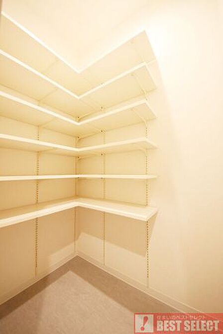 ■たっぷり収納できるシューズインクローク付きです。