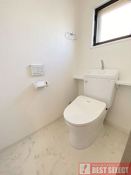 ■窓のあるトイレで換気良好。いつでも衛生的なウォシュレット付きです。