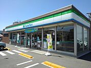 コンビニ「ファミリーマート長野篠ノ井布施高田店まで827m」