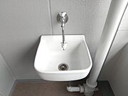 バルコニーにはスロップシンクつきです。家庭菜園やガーデニングの時の水やりにとても便利です！