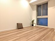 木目を基調とした暖かみのあるお部屋です。趣味部屋や書斎としてもお使いいただけます。 