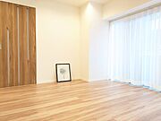 白と木目を基調とした暖かみのある明るいお部屋です。どんな家具とも合わせられます。 
