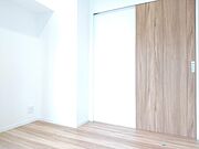 白を基調とした明るいお部屋です。趣味部屋や書斎としてもお使いいただけます。 