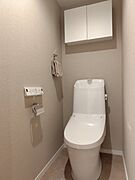 清潔で快適な温水洗浄機能付トイレです。シンプルで使い勝手がよく、お掃除も楽チンです。 