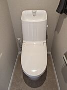 清潔で快適な温水洗浄機能付トイレです。シンプルで使い勝手がよく、お掃除も楽チンです。 
