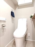 清潔で快適な温水洗浄機能付トイレです。シンプルで使い勝手がよく、お掃除も楽チンです。