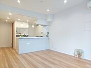白を基調とした明るいお部屋です。どんな家具とも合わせられます。 