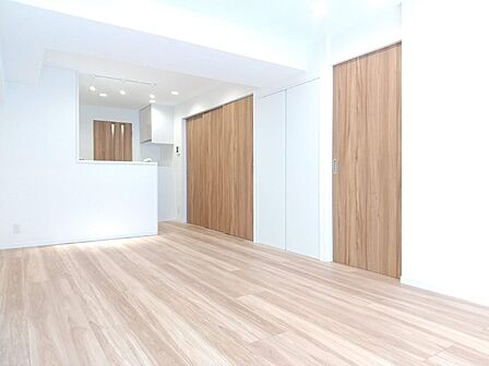 白を基調とした明るいお部屋です。どんな家具とも合わせられます。 