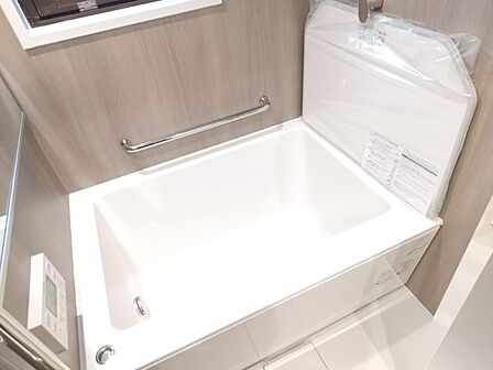 白を基調とした清潔感のあるバスルームです。お仕事で疲れた体をいつでも温かなお風呂が癒してくれます。 