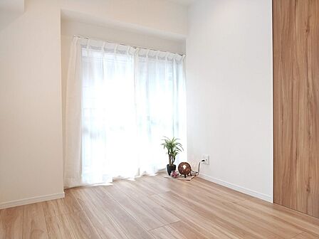 白を基調とした明るいお部屋です。趣味部屋や書斎としてもお使いいただけます。