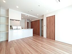 広々約13.8帖のリビングルームはインテリアの配置を考えるのも楽しくなります。