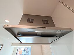 すっきりとした換気扇。照明付きでお料理中も明るく照らしてくれます。