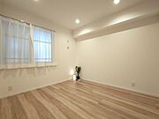 白を基調とした明るいお部屋です。趣味部屋や書斎としてもお使いいただけます。 