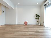 白と木目を基調とした暖かみのある明るいお部屋です。どんな家具とも合わせられます。 