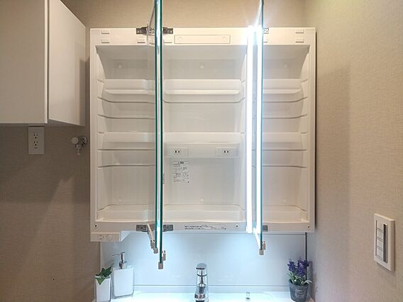 鏡裏には歯ブラ...