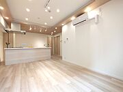 白と木目を基調とした暖かみのある明るいお部屋です。どんな家具とも合わせられます。 