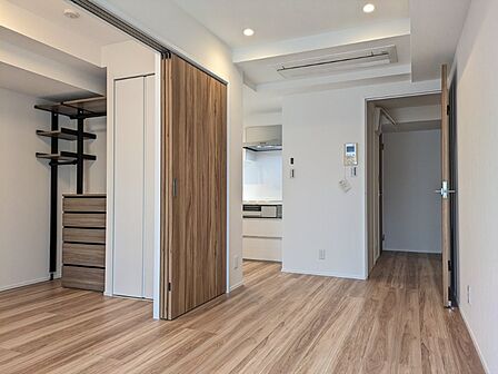 木目を基調とした暖かみのあるお部屋です。どんな家具とも合わせられます。