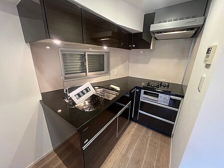 作業がしやすいL型キッチンで、複数人での料理も楽しめます。