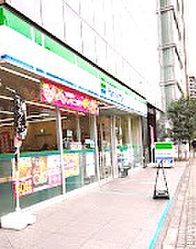 ファミリーマート 市谷本村町店 徒歩2分