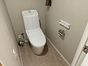 清潔で快適な温水洗浄機能付トイレです。シンプルで使い勝手がよく、お掃除も楽チンです。