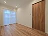 室内：白と木目を基調とした暖かみのある明るいお部屋です。どんな家具とも合わせられます。 
