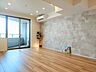 リビング/ダイニング：白と木目を基調とした暖かみのある明るいお部屋です。どんな家具とも合わせられます。 
