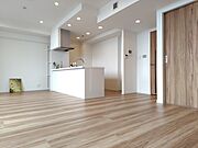 白と木目を基調とした暖かみのある明るいお部屋です。どんな家具とも合わせられます。  