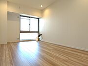 柔らかな日差しが差し込む洋室は主寝室としてもお使いいただけます。 