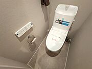 清潔で快適な温水洗浄機能付トイレです。シンプルで使い勝手がよく、お掃除も楽チンです。 