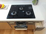作業スペースも広々のお料理もしやすいキッチンです。三口コンロでお料理もはかどります！ 