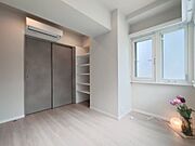 白を基調とした明るいお部屋です。趣味部屋や書斎としてもお使いいただけます。 
