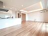 リビング/ダイニング：白と木目を基調とした暖かみのある明るいお部屋です。どんな家具とも合わせられます。 