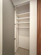 収納が付いているので小物の収納に困りません。 