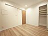 室内：白を基調とした明るいお部屋です。趣味部屋や書斎としてもお使いいただけます。 