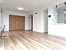 リビング/ダイニング：白と木目を基調とした暖かみのある明るいお部屋です。どんな家具とも合わせられます。 
