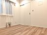 室内：白と木目を基調とした暖かみのある明るいお部屋です。どんな家具とも合わせられます。 